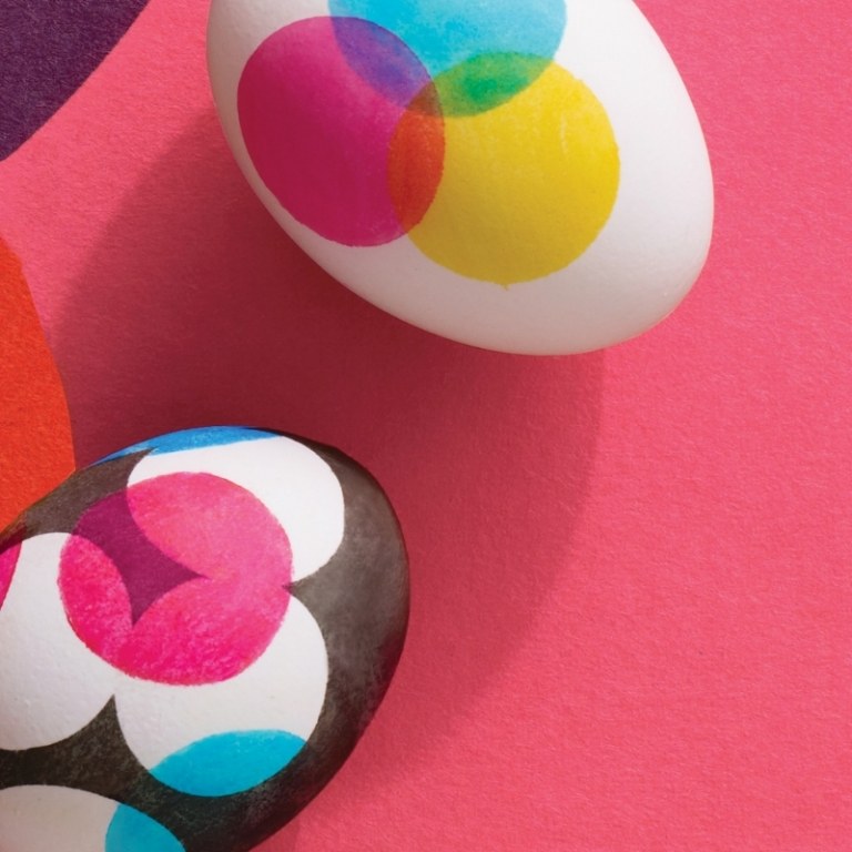 Ägg-färg-cirklar-pinne-papper-dekoration-idé