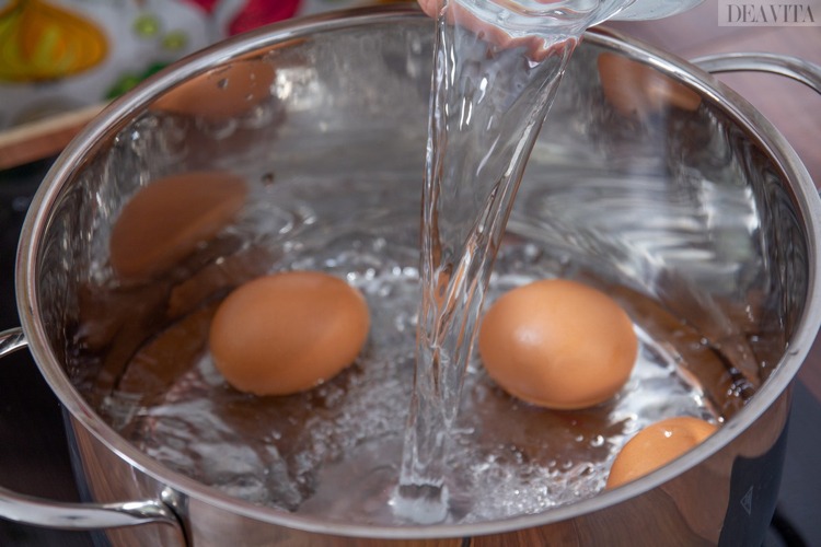 Koka ägg. Fyll kastrullen med kallt vatten
