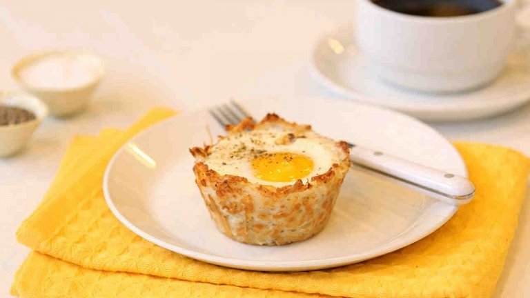 Baka ägg i en muffinsform. Grädda med lågt kaloriinnehåll