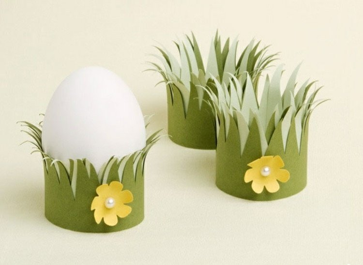 Äggkopp-tinker-påsk-tinker-idé-DIY-kartong-ljusgrön-mörkgrön-blomma-pärla