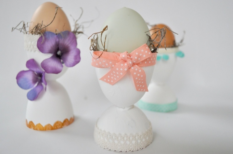 Äggkoppar för påskäggens idé-påsk-band-blommor