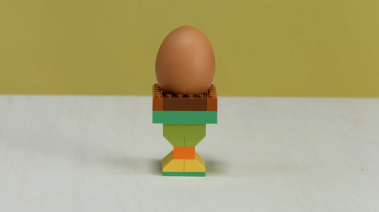 ägg-koppar-för-påsk-ägg-lego-tegelstenar-färgglada-idé-tinker