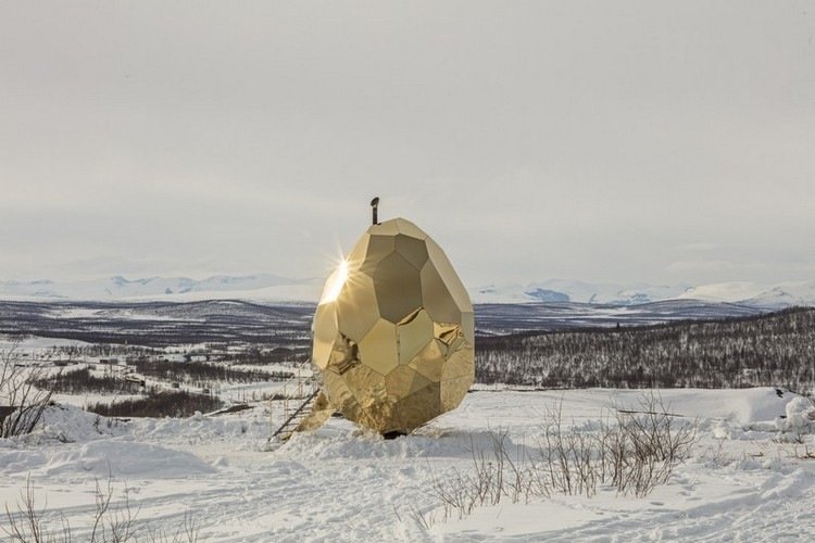 konstverk utomhus bastu reflekterande fasad snö