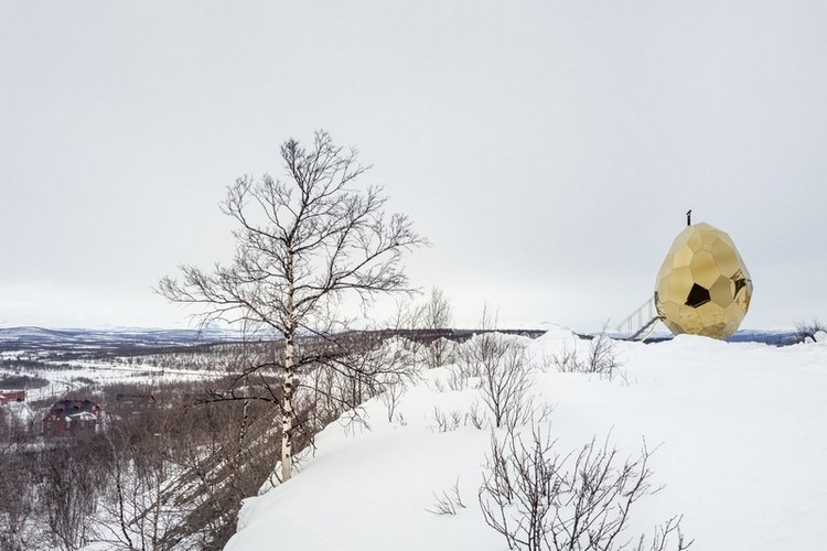 äggformad bastu snötäckt landskap gyllene fasad