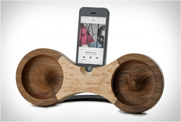 Booster tillverkad av trä iPhone -station