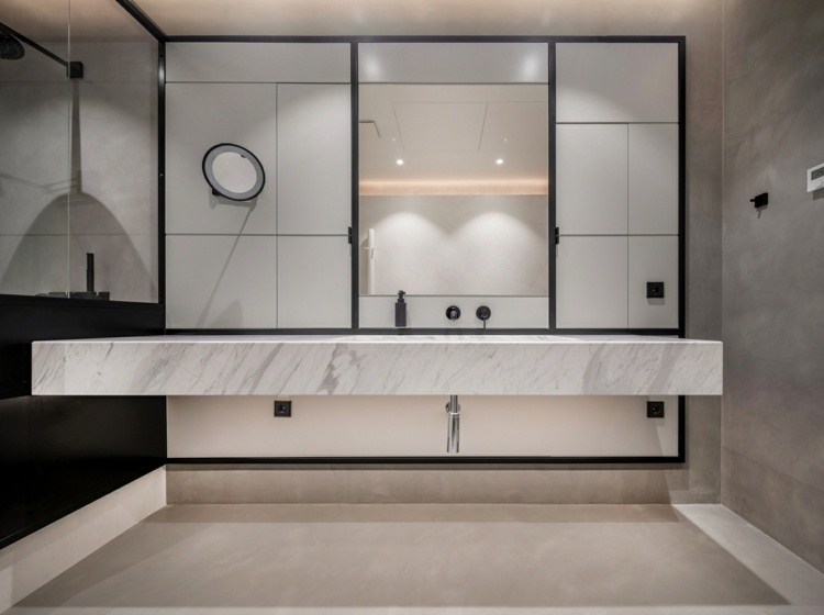 pushka lägenhet spegel marmor fåfänga svart badrum inredning