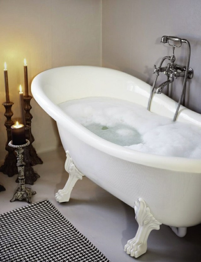 Badkar badrumsinredning matta ljus romantiskt humör