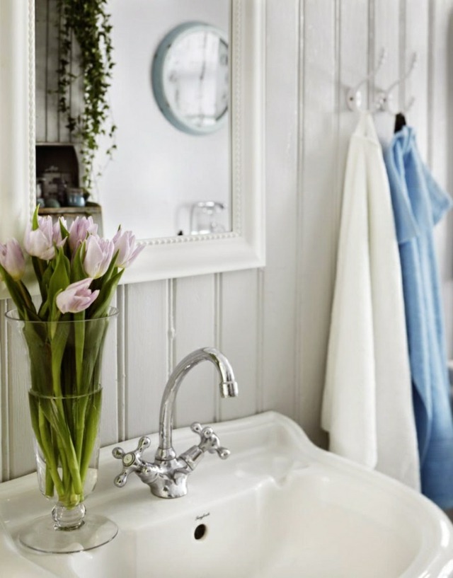 rosa tulpaner badrumsinredning rostfria handdukar vitblå
