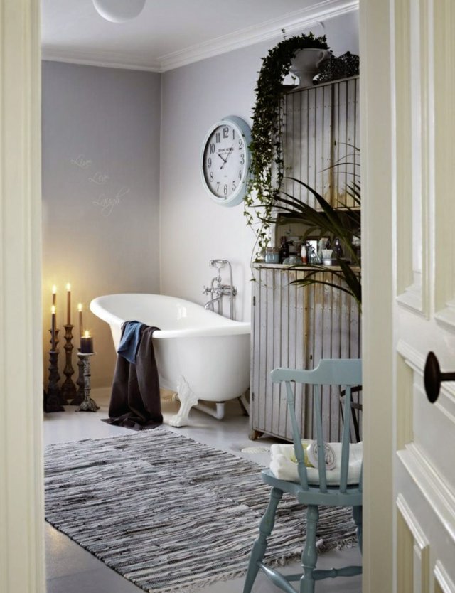 Shabby chic style badrum inrättat fristående badkar matta
