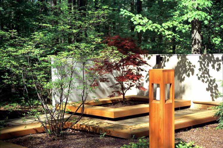 kinesisk-japansk-trädgård-trä-terrass-buskar-små-trä