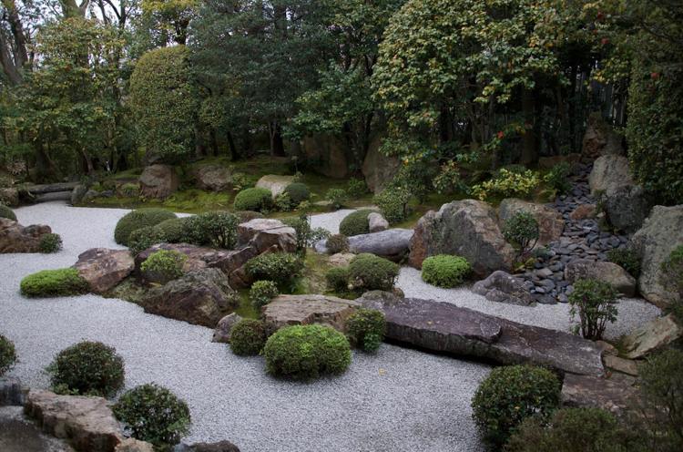kinesisk-japansk-trädgård-stenblock-stenblock-grus-buxbom