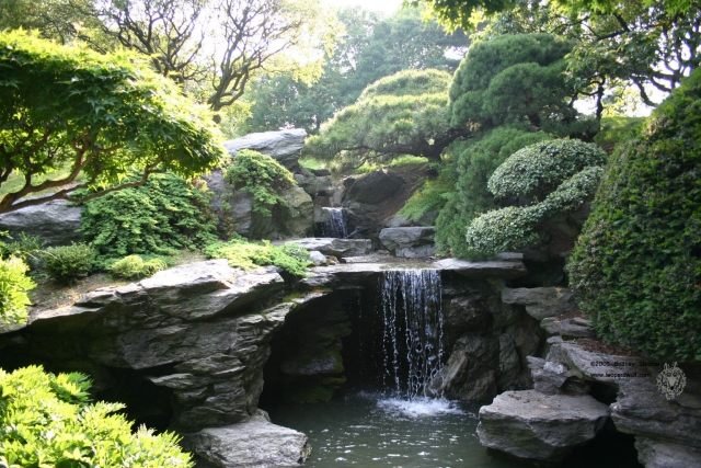 japansk-trädgård-bäck-med-stenar-säng