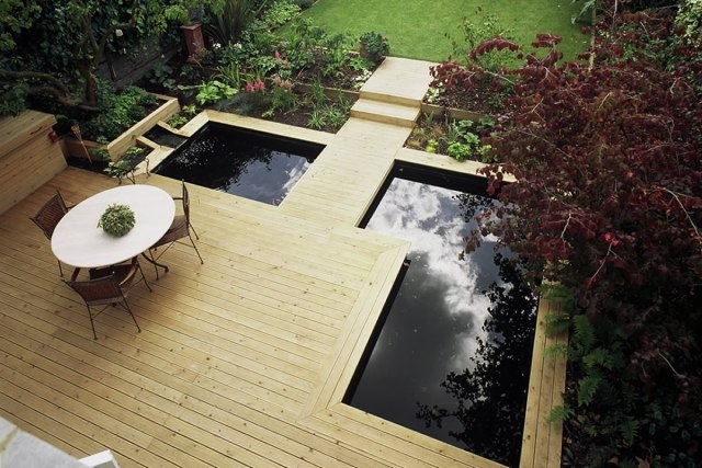trädgård-design-med-trä-däck-mini-sjö