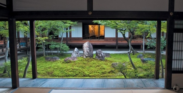 hus-japansk-stil-med-grönt