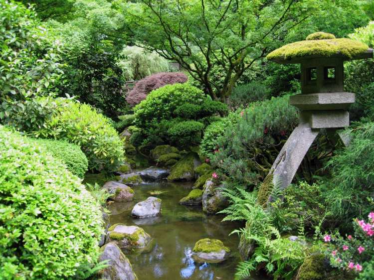 japansk trädgårdshus-sten-flod-bäck-häck-växter