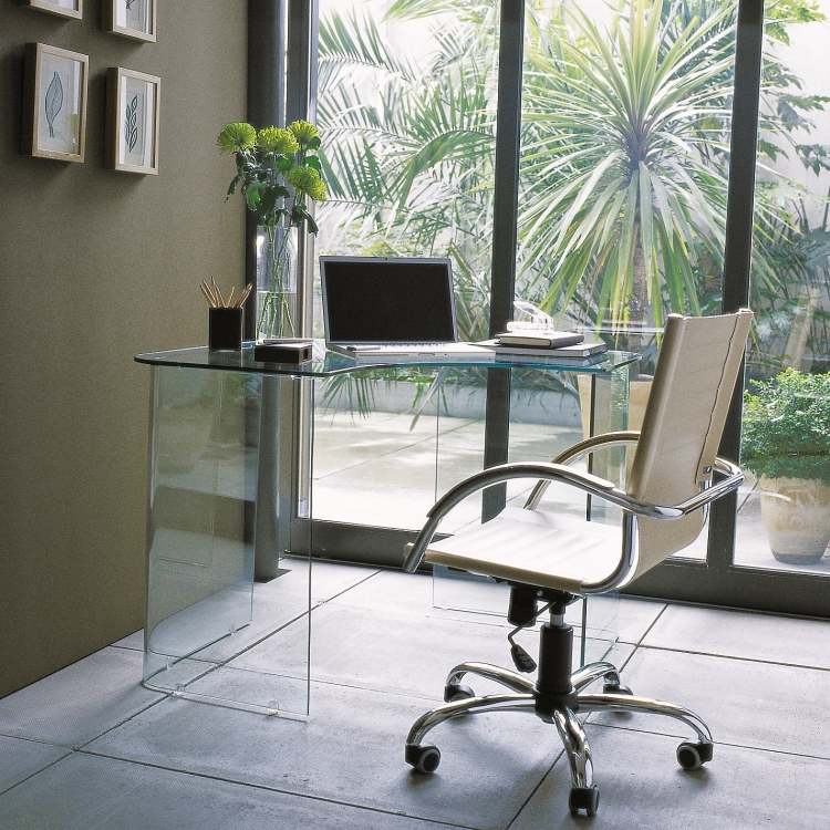 skrivbord-akryl-transparent-se-genom-svängbar-stol-arbetsplats-ljus-altandörrar