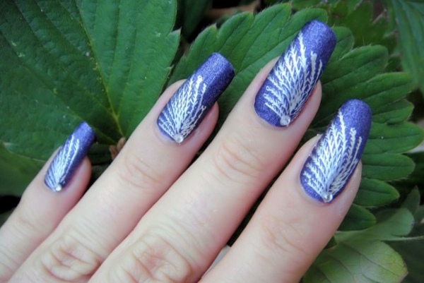 Indigo-blå-med-silver-träd-och-grenar 3D-design för naglar