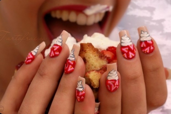 En cupcake-with-cream-nail design