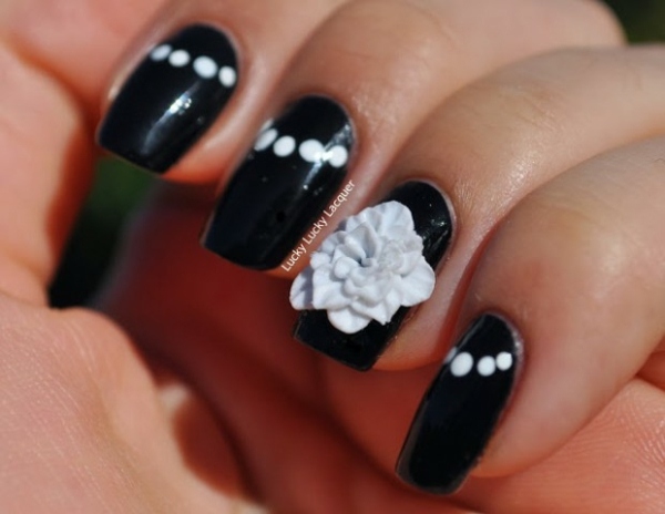 svart-naglar-med-vita-blommor-3D