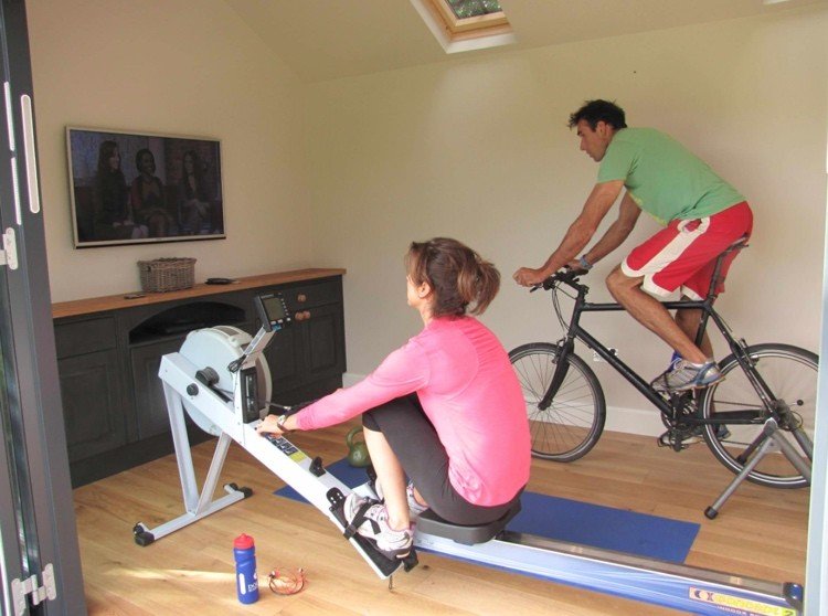 Roddmaskin och fitnesscykel för inomhuscykling