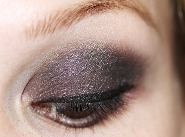 ögonmake-up-grå-rosa-instruktioner-eyeliner-ritning