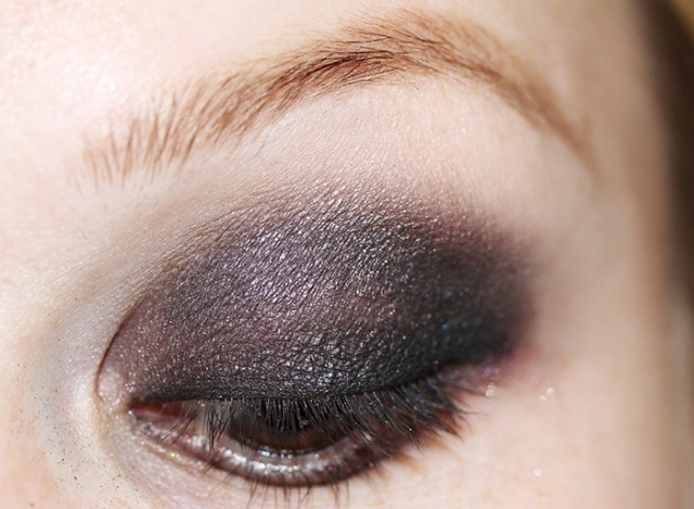 Ögonmake-up-grå-rosa-kohl-eyeliner-oskärpa