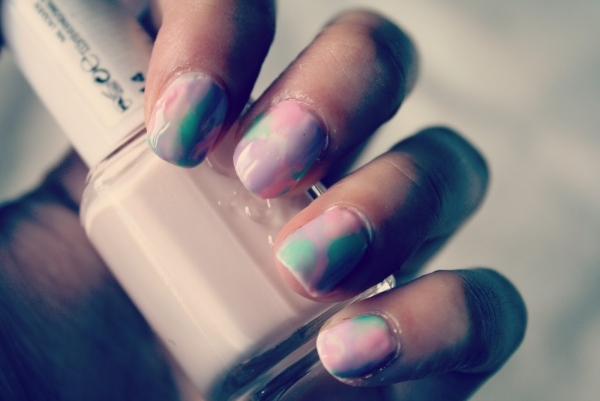 enkel-nagellack-design-pastellfärgad-marmor-effekt