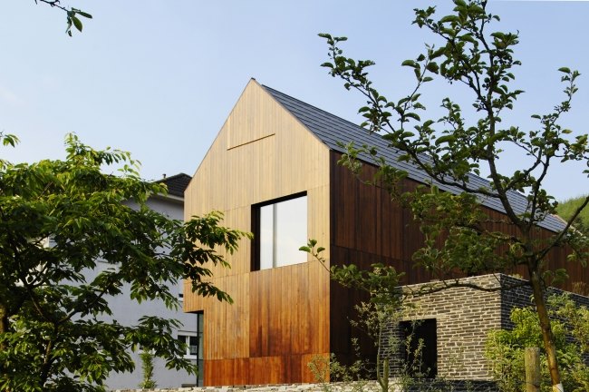 energieffektivt hus fasad träbeklädnad sten hemmes wirtz projekt
