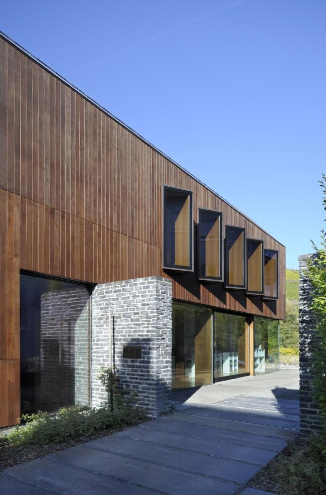 energieffektivt hus massivt trä fasad stenglas