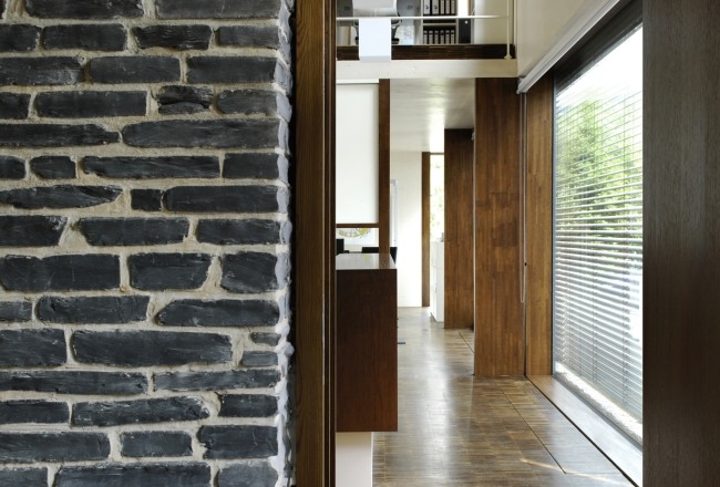 energieffektivt hus stenmur grå träplankgolv