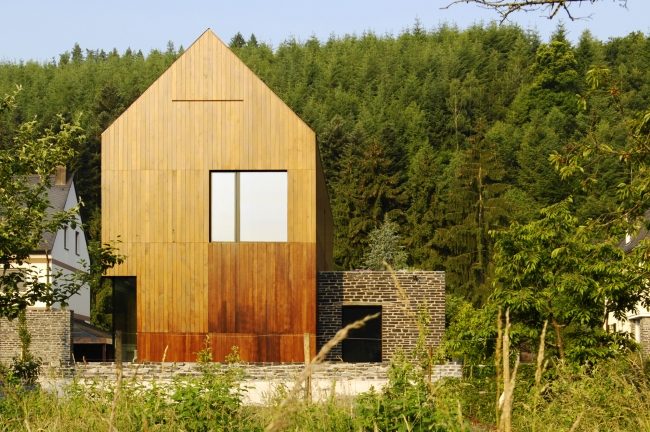 energieffektivt hus kasel tyskland trä fasad gaveltak