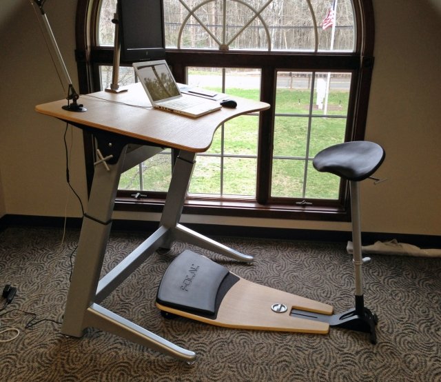 aktivt-sittande-stående-ergonomiskt-sittplats-hus-kontor