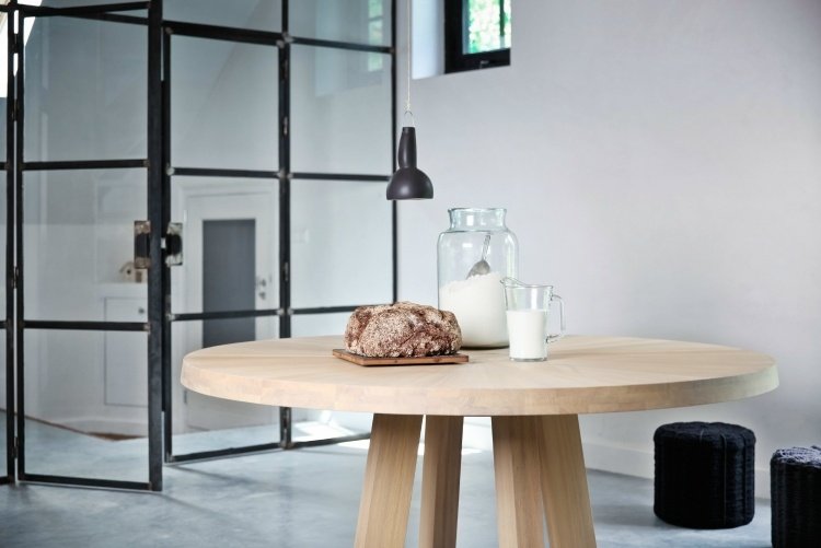 matbord-massivt-trä-runt-minimalistisk-bord-ben-mjölk-bröd-massivt-odesi