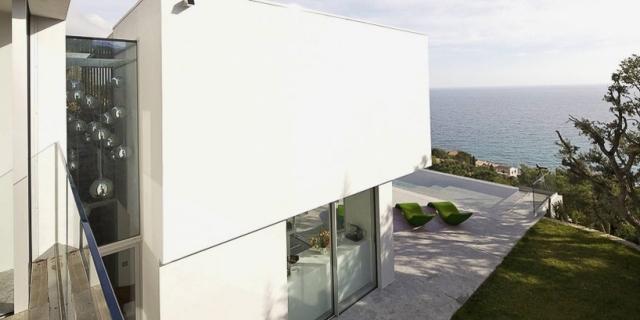 Fritidshus på en klippa exteriör-vit fasad