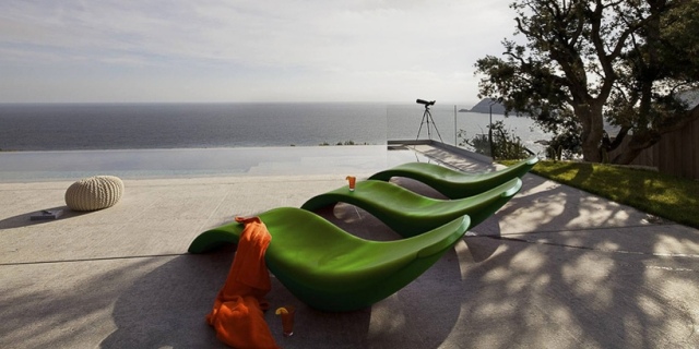infinity-pool-terrass-grön-designer-solstolar