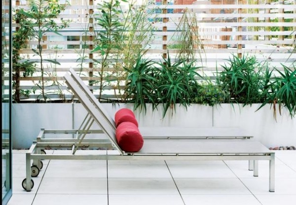 trädgård på takterrassen med modern designstol