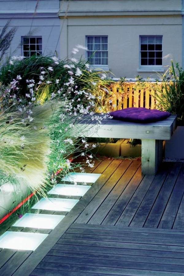 trädgård på takterrassen med modernt designat trägolv