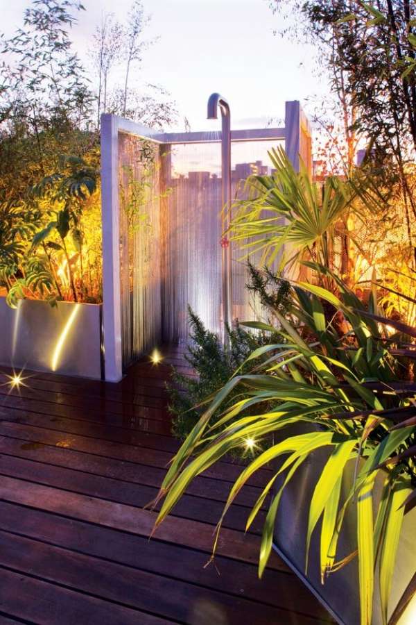 takterrass i trädgården med modern dusch