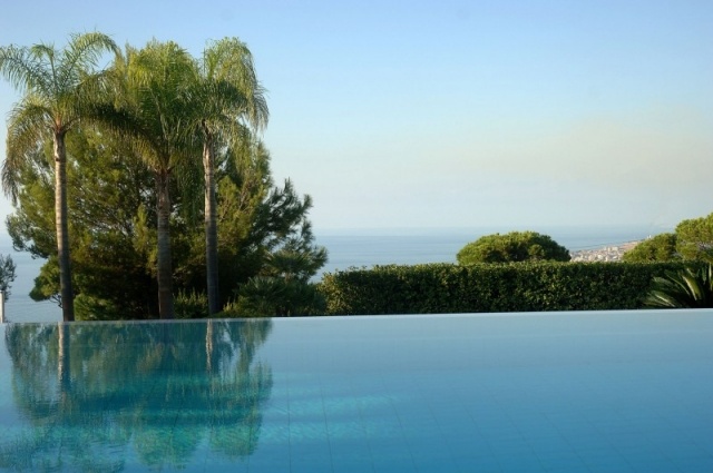 villa på en sluttning med trädgård med infinity pool av francis-landskap