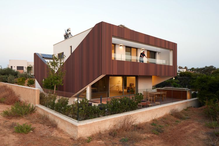 hus av återvunnet material eco360 hållbart byggnadseffektivitet hus plus energihus plus energihus fasad trälistar v-formad framifrån