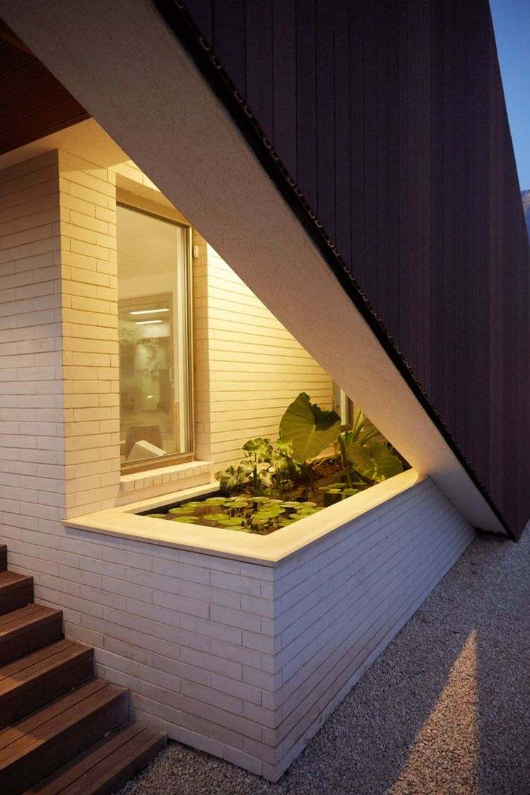 hus av återvunnet material eco360 hållbart byggnadseffektivitetshus plus energihus plus energihusfasad trälister trappor