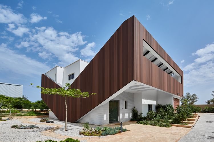 hus av återvunnet material eco360 hållbart byggnadseffektivitet hus plus energihus plus energihus fasad trälistar v-formad sidovy trädgård