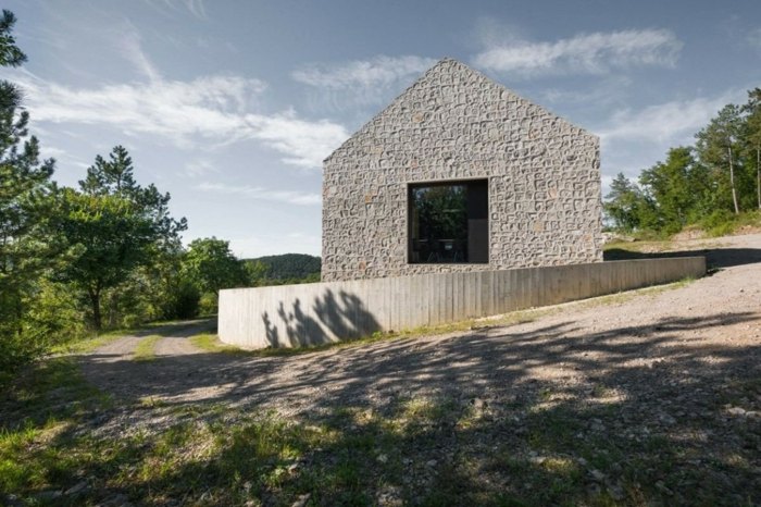 husdesign i Slovenien stenrenovering skog