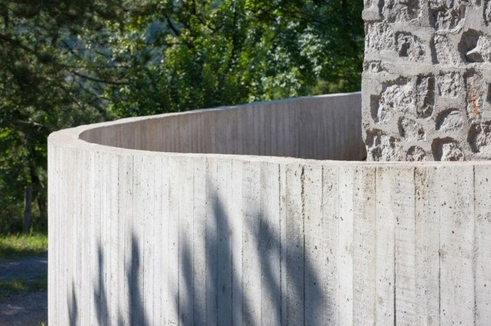 husdesign i Slovenien betong sten skog grå