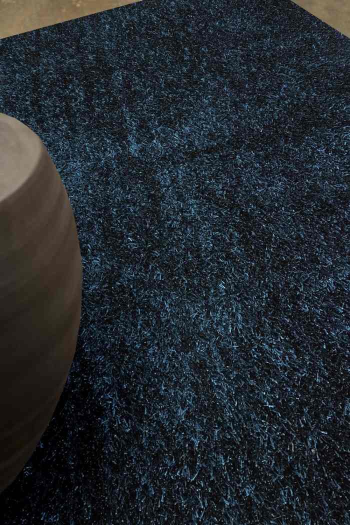 djup-matta-polyester-hand-tuftade-kungblå-metallisk-effekt