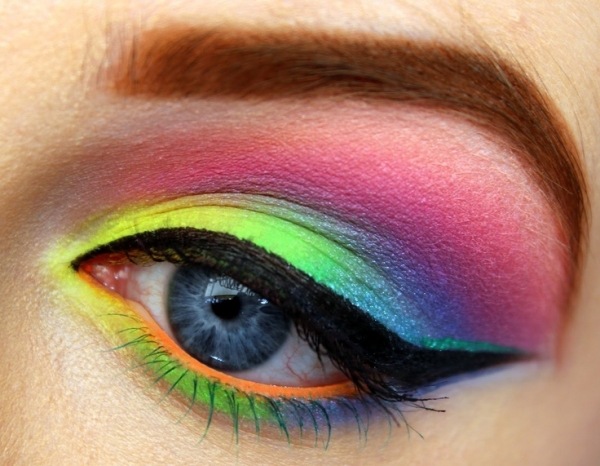 neonfärgade-ögonskugga-eyeliner-svart-make-up tips
