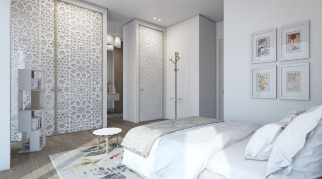 Deluxe-lägenhet-interiör-vitt-sovrum-vägg-design-orientaliska motiv
