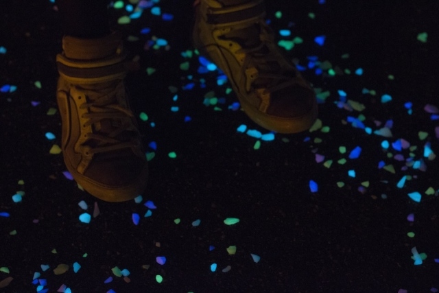 cykelväg i nederländerna-roosegaarde-på natten-glödande-kristaller