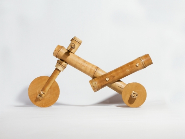 Barns trehjuliga leksak i träbambu i sidovy