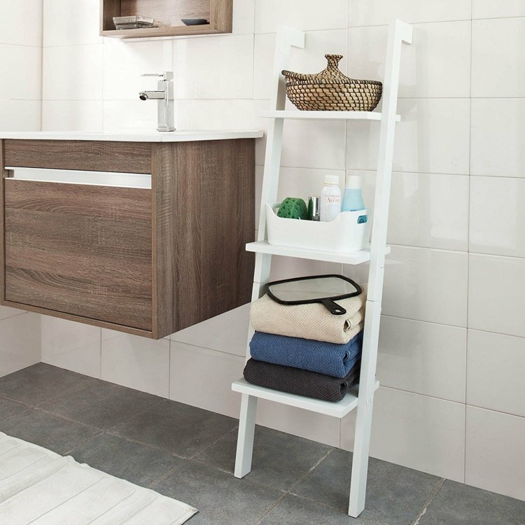 litet-badrum-förvaringsutrymme-stege-hylla-vita-handdukar-platsbesparande